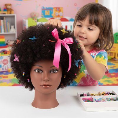 Enfant jouant tete a coiffer afro