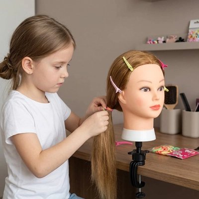 Enfant_jouant_avec_Tete a coiffer_jibegimo