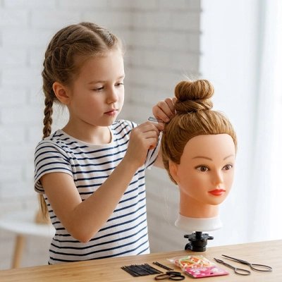 Enfant_jouant_tete_a_coiffer_maquiller