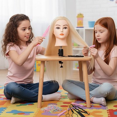 Enfants jouant ensemble avec des têtes à coiffer